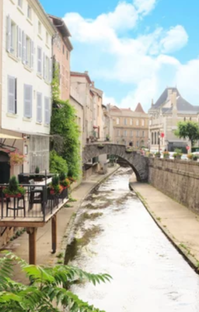 Le CIO de Montbrison se trouve au cœur de la ville, Place de Comtes de Forez